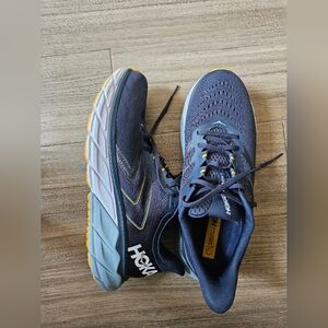 Men's Size 10 Hoka Arahi 5. Navy blue